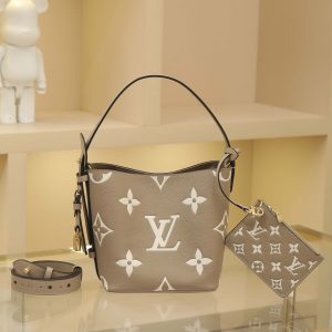 18 x 12 x 16 cm (height x width x length)